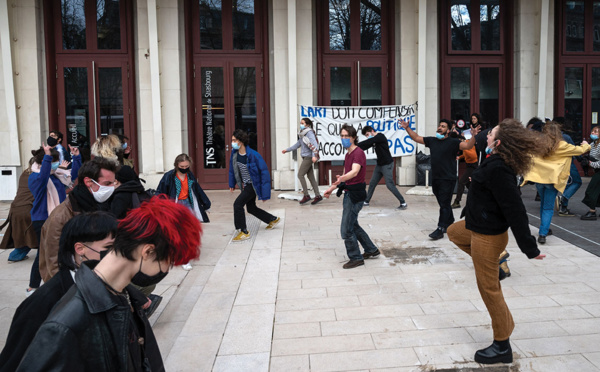 "Notre vie est là", clament les étudiants qui "habitent" le théâtre de Strasbourg depuis 4 jours