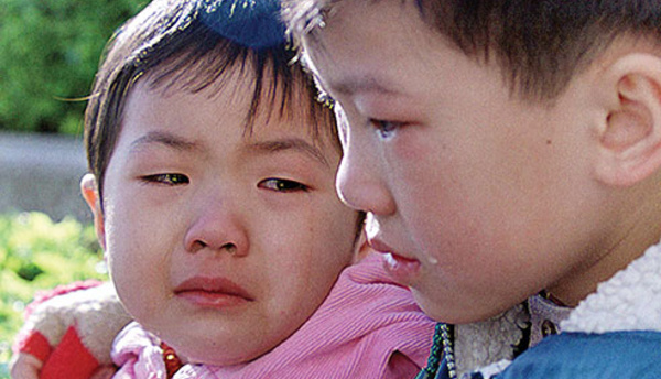 Virus: Hong Kong justifie le fait d'attacher à leur lit des enfants en l'isolement