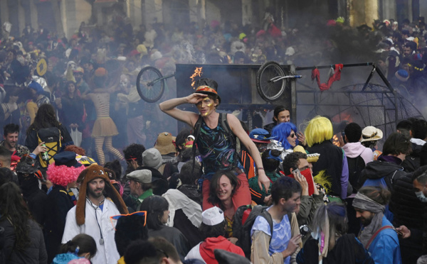A Marseille, des milliers de personnes font fi des restrictions anti-Covid pour un carnaval