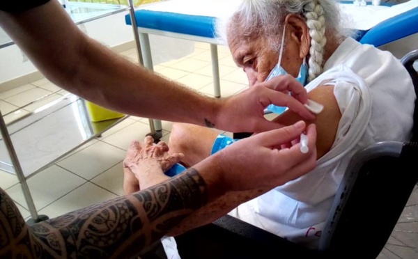 Vaccination : la doyenne de Hao montre l'exemple