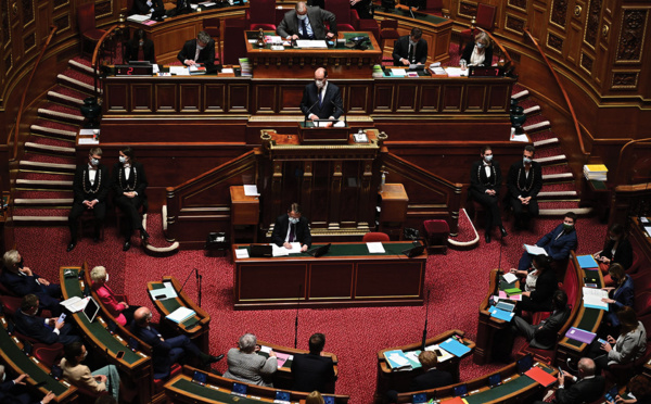 Castex défend les mesures anti-covid face à un Parlement houleux