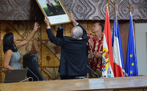 Gaston Flosse accroche le portrait officiel du Président de la République à l'Assemblée