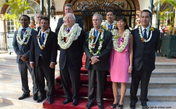 Gaston Flosse présente son gouvernement