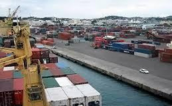 Nelle-Calédonie: le port bloqué par la grève générale contre la vie chère