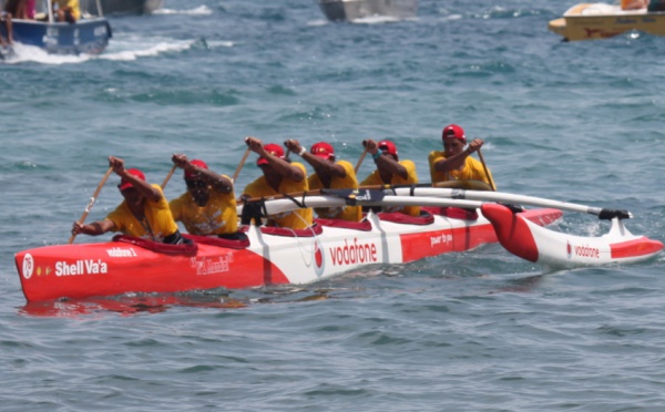 Tahiti Nui Va'a:  Shell Va'a remporte la 1ère étape en 5h 12