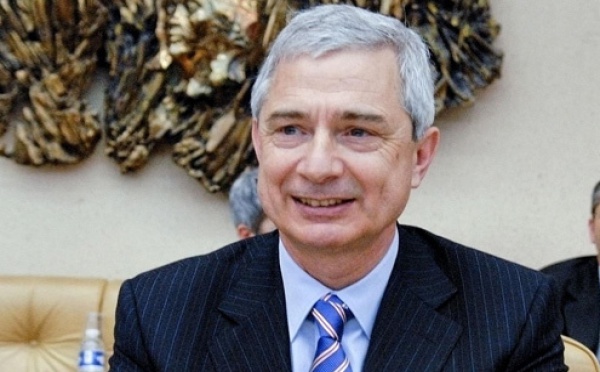 M. Claude BARTOLONE félicite M. Édouard FRITCH