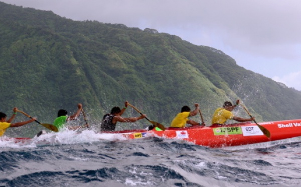 Tahiti Nui Va’a : Shell-Vodafone en tête à la 2e étape