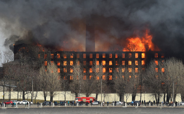 Russie: un gigantesque incendie touche une fabrique historique de Saint-Pétersbourg