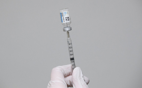 Le régulateur américain préconise "une pause" dans l'utilisation du vaccin de Johnson &amp; Johnson