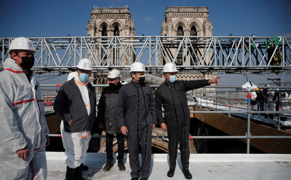 Deux ans après, Macron sur le toit éventré de Notre-Dame