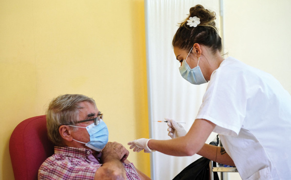 Une troisième dose du vaccin Pfizer "probablement" nécessaire (PDG)