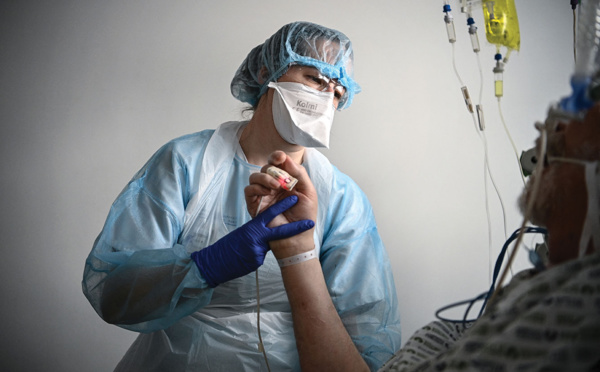 Covid: la barre des 100.000 morts dépassée, encore des "jours difficiles"