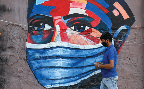 Covid-19: l'Inde bat un nouveau record, l'Europe déconfine prudemment