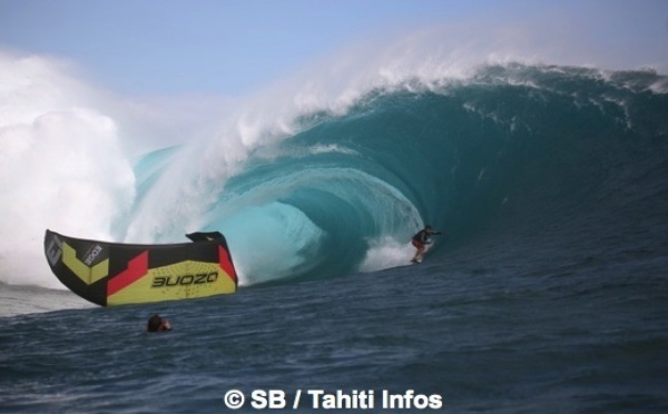 Teahupo’o : Raimana Van Bastolaer fonce dans une voile de kite