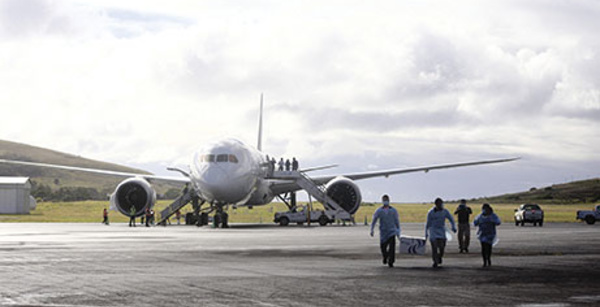 L'unique vol hebdomadaire entre l'île de Pâques et le Chili suspendu