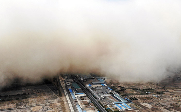 Chine: une immense tempête de sable "avale" une ville