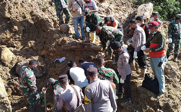 Indonésie: trois morts dans un glissement de terrain, plusieurs disparus