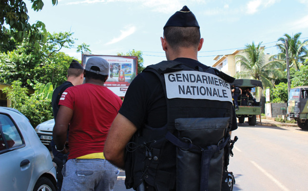 Mayotte: jusqu'à 12 ans de prison pour des jeunes ayant gravement blessé un gendarme