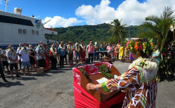 La ligne Apetahi Express arrive à Taha'a