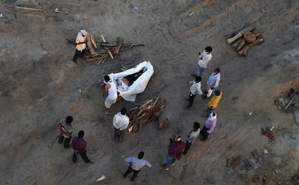 Flambée du Covid en Inde: des pays voisins ferment leurs frontières