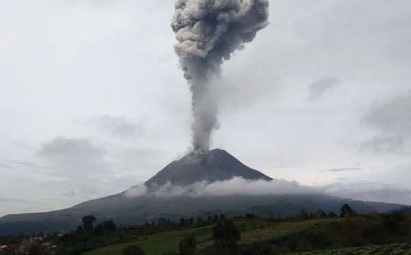 Indonésie: le volcan Sinabung projette une haute colonne de fumée