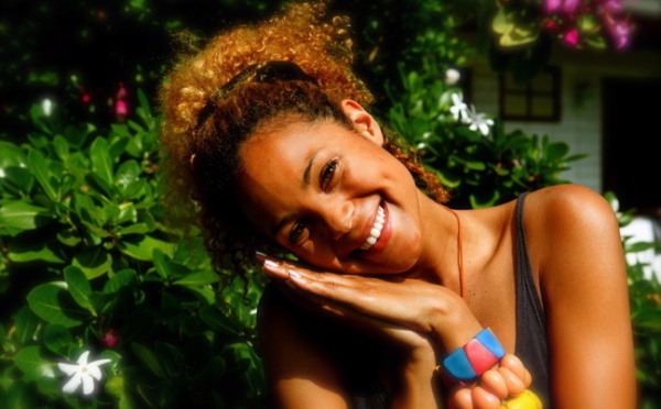 Glamour : Tiga en tournage à Tahiti 