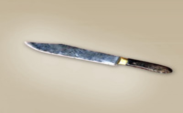 Un homme menace sa sœur avec un coupe-coupe