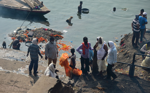 Inde: un filet placé en travers du Gange pour repêcher des morts du Covid-19