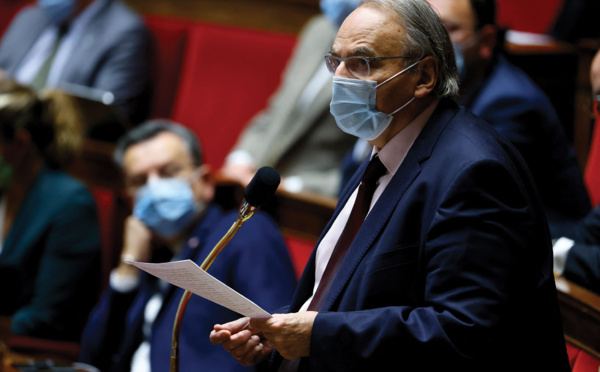 Covid-19: l'exécutif prépare "la sortie de crise" mais subit un revers sur le pass sanitaire