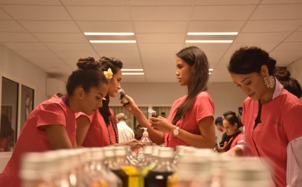 Miss Tahiti : les candidates enfilent la blouse de chimiste cosmétique