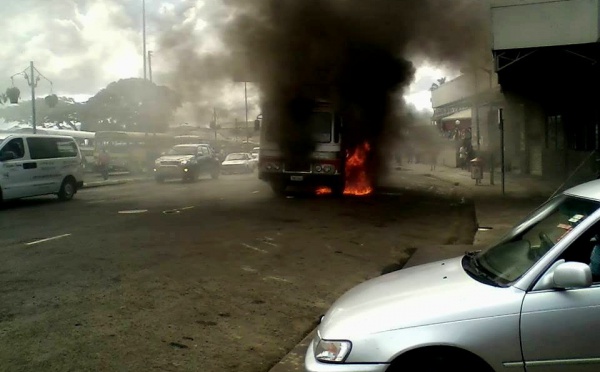 Un bus s’enflamme en plein centre de Suva
