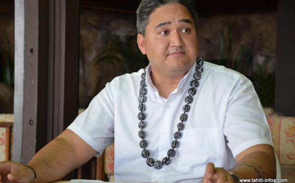 Richard Tuheiava interpelle Gaston Flosse sur le nucléaire et la dette