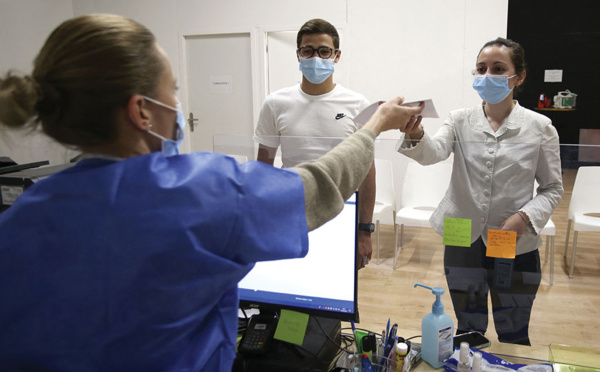 UE: les 27 endossent le certificat sanitaire, se divisent sur l'action climatique