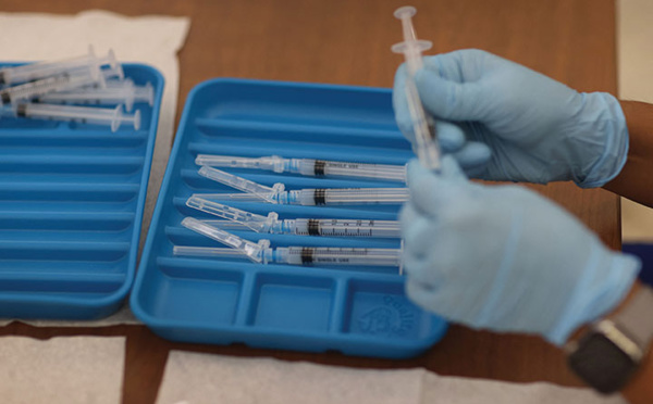 Covid-19: la vaccination pour tous sur la ligne de départ