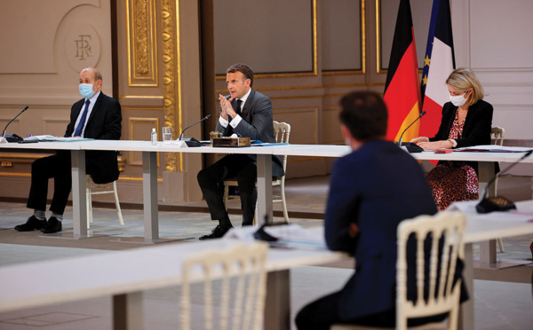 Macron reprend la route loin de Paris pour sortir de la crise