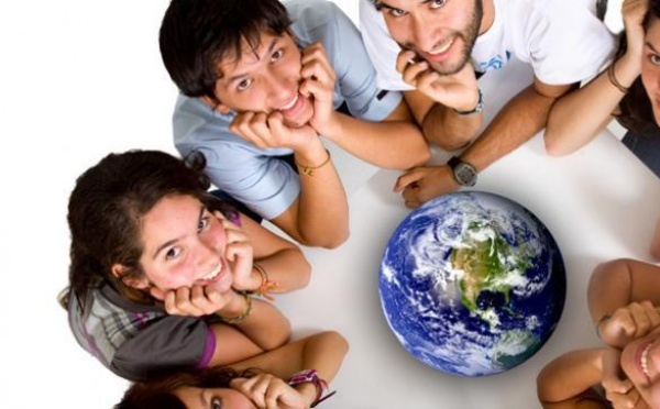 "Adultes en devenir", Nathalie Salmon nous trace le portrait de trois jeunes polynésiens face à leur avenir