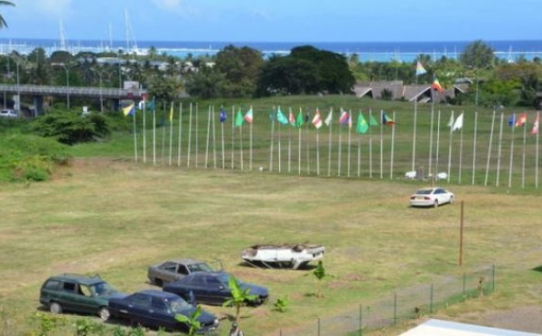 Gaston Flosse rencontre les habitants de Outumaoro