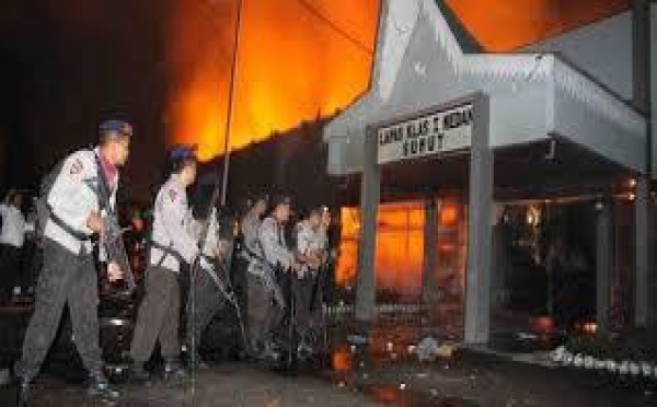 Mutinerie dans une prison indonésienne: cent détenus en fuite