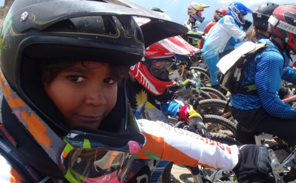 Inaki luccioni participe à la premiere megavalanche kids de l'alpe d'huez, plus grande course de vtt de descente au monde