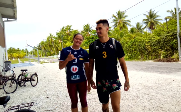 Deux pros du volley à Hao