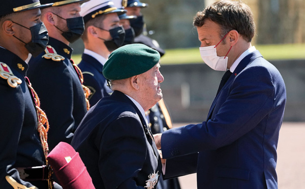 Macron commémore l'appel du 18 juin avec deux illustres vétérans
