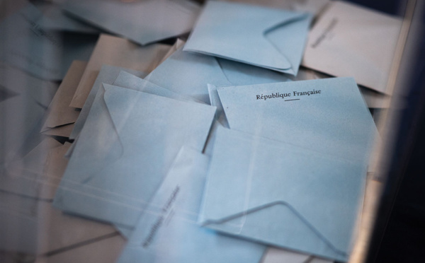 Régionales: la participation s'effondre, les sortants bien placés