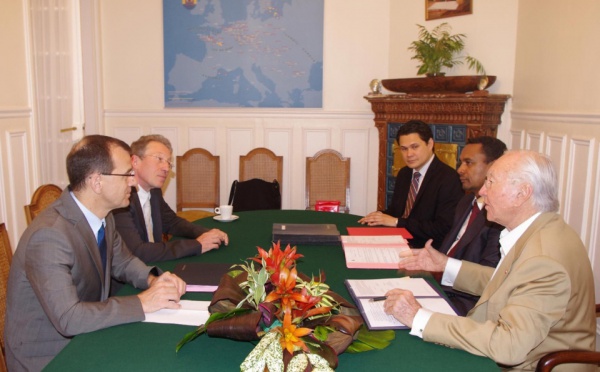 Recherches géologiques et minières :  Gaston Flosse signe un accord cadre avec le BRGM