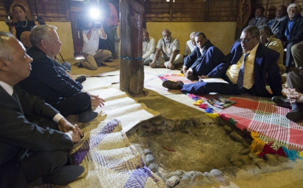 Ayrault à Ouvéa pour "rassembler les mémoires" des Kanaks et des gendarmes