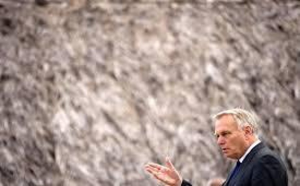 A Nouméa, Ayrault salue la "richesse" et la "force" de la culture kanak