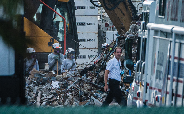 A Surfside, le travail de fourmi des sauveteurs dans les décombres de l'immeuble effondré