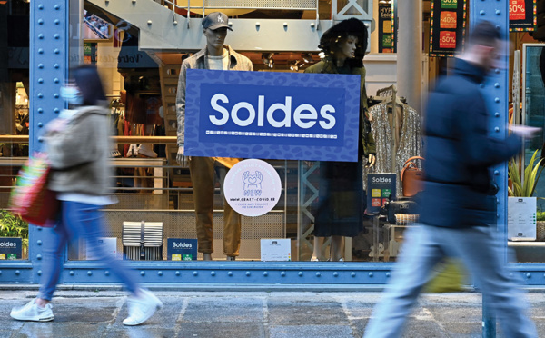 Fin des jauges dans les cinés et magasins mais le variant Delta inquiète