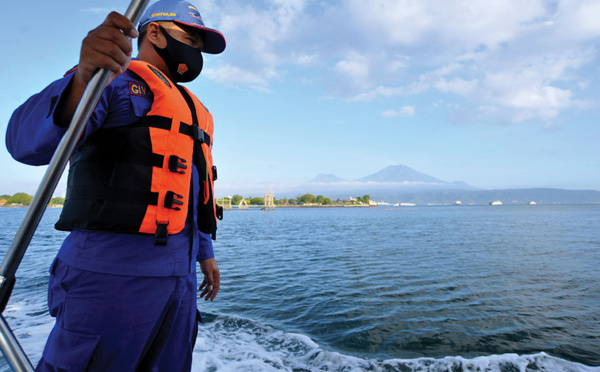 Sept morts et onze disparus dans le naufrage d'un ferry à Bali