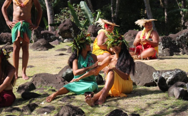 Au marae Arahurahu , 12 groupes au lieu d'un