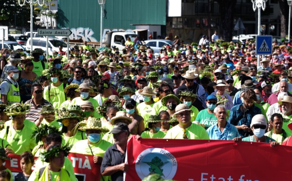 Une marée humaine honore le 55e anniversaire du 1er essai nucléaire
